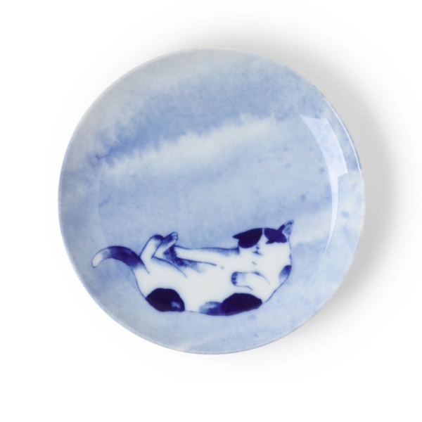 Round ceramic plate with a blue and white cat design on a light blue background