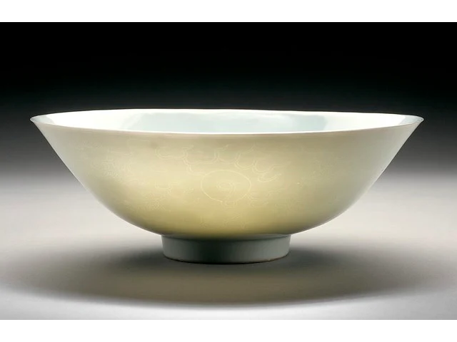 Porcelain bowl in "sweet white" glaze