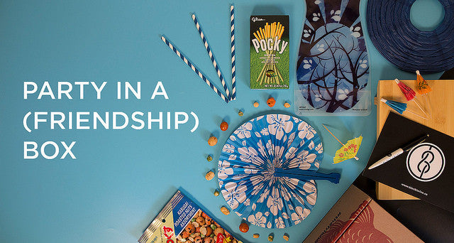 Folding fan, Pocky, and other items for party-themed Friendship Box