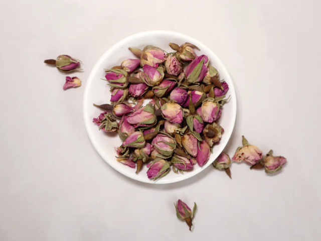 Dish of pink rose buds