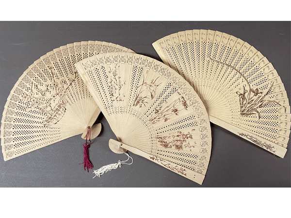 3 Scented wooden fans with printed floral design